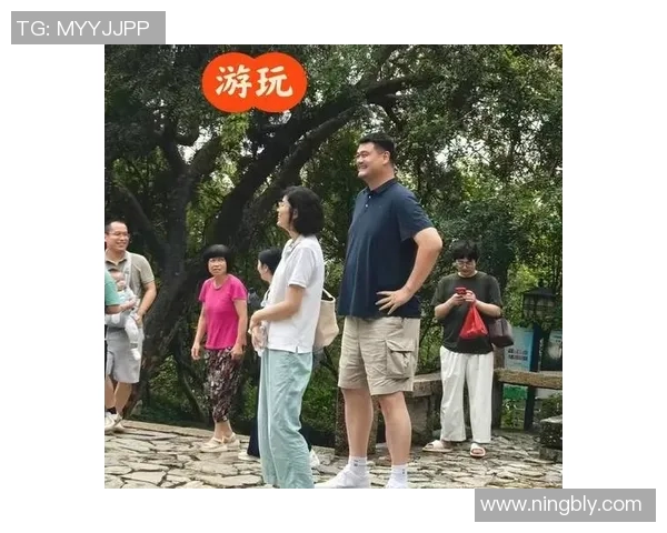 姚明莅临酒店引发热议粉丝争相合影留念盛况空前