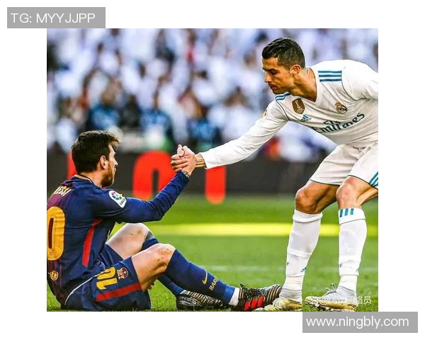 梅西与C罗的传奇对决：足球世界的双子星辉映未来之路